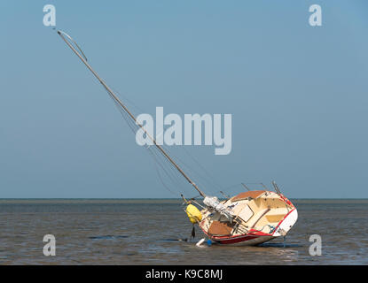 Segelboot bei Ebbe auf der Seite Stockfoto