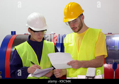 Zwei junge mechanische Arbeitnehmer Stockfoto