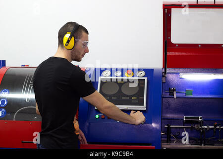 Mechanische Techniker; die Maschine Techniker führt Computer Kontrolle der arbeitenden Maschine Stockfoto