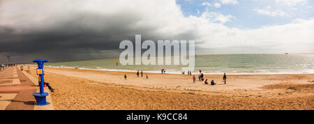 Southsea Meer an einem Frühlingstag mit dunklen Wolken, die über die Hälfte der Szene und der Sonne auf andere Hälfte Stockfoto