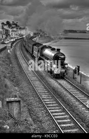 Winken mit dem Dampfzug in Dawlish. Die Kathedralen Express nach Kingswear, geschleppt von Lner Klasse B1 Nr. 61306 Mayflower. (Wie ein HDR-Bild verarbeitet.) Stockfoto