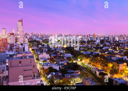 Über Buenos Aires, Argentinien in der Dämmerung. Stockfoto