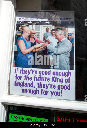 Ein Plakat aus dem Pastetenladen. Ich zeige HRH Charles, wie er einen Cornish Pasty bekommt. "Wenn sie gut genug für den zukünftigen König von England sind, sind sie gut genug für dich!" Stockfoto