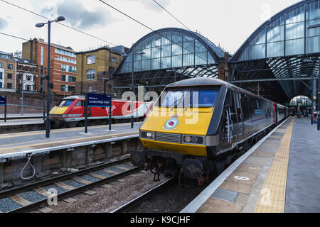 Jungfrau Class 91 Lokomotive 91110 in die Schlacht um England Memorial Flight Livree in London Kings Cross warten auf die Abfahrt nach Newcastle mit zweiten Locomot Stockfoto