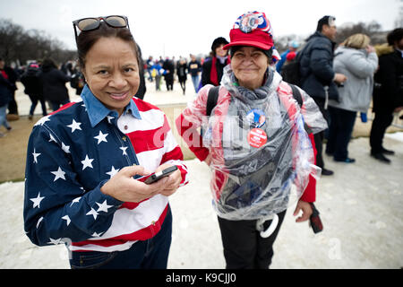 Washington DC, USA - Januar 20, 2017: Trumpf Unterstützer sammeln entlang der Paradestrecke und an der National Mall zu sehen, Donald J. Trumpf in der Vereidigten Stockfoto