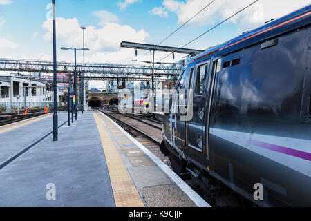 Jungfrau Class 91 Lokomotive 91110 in die Schlacht um England Memorial Flight Livree in London Kings Cross warten auf die Abfahrt nach Newcastle Stockfoto