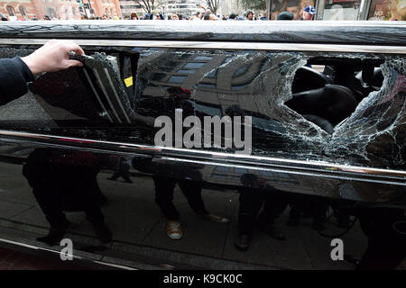 Washington DC, USA - Januar 20, 2017: Windows eine Limousine eingeschlagen werden, wenn Proteste in Washington D.C. ausbrechen, wie Donald Trump die 45th Presi wird Stockfoto