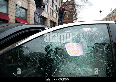 Washington DC, USA - Januar 20, 2017: eine Limousine Fenster zertrümmert, wenn Proteste in Washington D.C. ausbrechen, wie Donald Trump Präsident wird am 45. Stockfoto