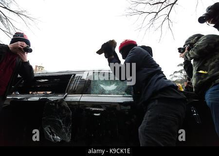 Washington DC, USA - Januar 20, 2017: Windows eine Limousine eingeschlagen werden, wenn Proteste in Washington D.C. ausbrechen, wie Donald Trump die 45th Presi wird Stockfoto