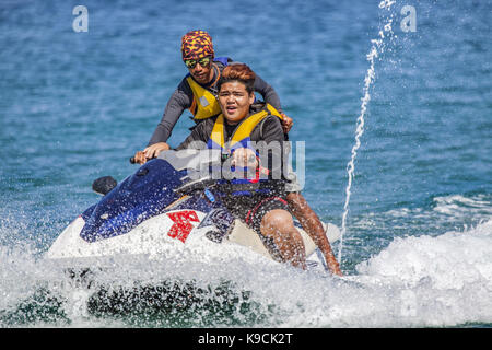 Ein Teenager Filipino Asian Boy hat eine Lektion, wie ein Wasser Jet Ski am White Beach, Puerto Galera, Oriental Mindoro, Philippinen zu fahren. Stockfoto