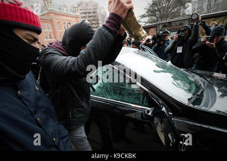 Washington DC, USA - Januar 20, 2017: eine Limousine Fenster zertrümmert, wenn Proteste in Washington D.C. ausbrechen, wie Donald Trump Präsident wird am 45. Stockfoto