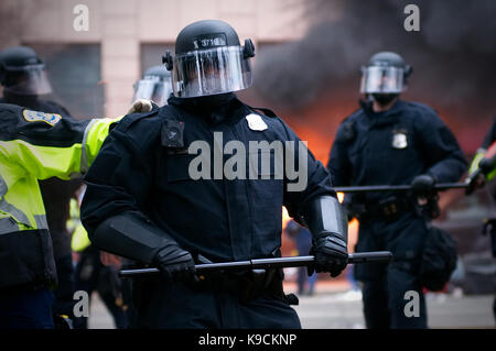 Washington DC, USA - Januar 20, 2017: Bereitschaftspolizei Zusammentreffen mit Demonstranten in Washington D.C., wie Donald Trump nimmt den Amtseid während des Inaugu Stockfoto