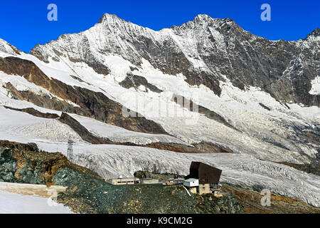 Seilbahnstation Felskinn gegen das Mischabel massiv, Saas-Fee, Wallis, Schweiz Stockfoto