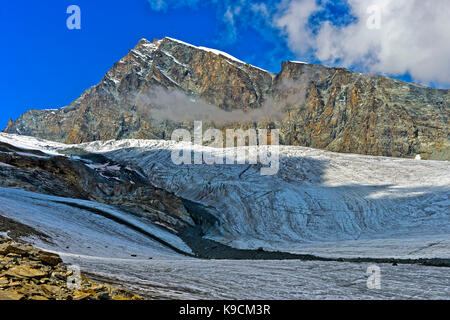 Peak Allalinhorn steigt über den Gletscher Allalingletscher, Saas-Fee, Wallis, Schweiz Stockfoto