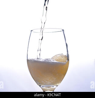 Kunst von Wasser ausgießen und Planschen in der Wein Glas Stockfoto