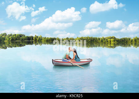 Junges Paar in Liebe Küsse auf dem Boot auf See Stockfoto