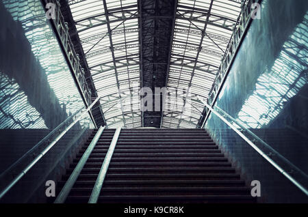 Treppe zum Bahnhof Stockfoto