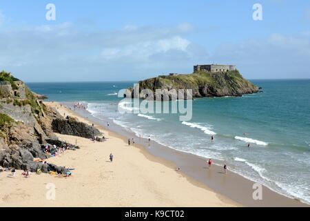 South Beach Tenby und St Catherines Insel auf einem Sommertag Pembrokeshire Wales Cymru GROSSBRITANNIEN GB Stockfoto