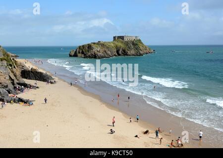 South Beach Tenby und St Catherines Insel auf einem Sommertag Pembrokeshire Wales Cymru GROSSBRITANNIEN GB Stockfoto