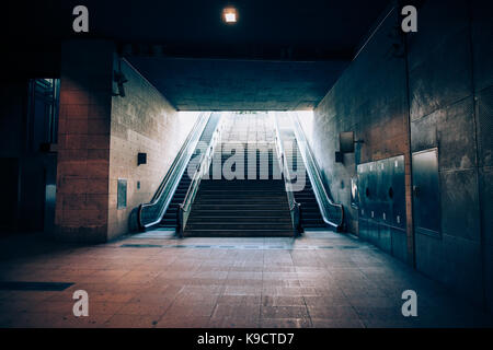 Fahren Sie mit der Rolltreppe in der U-Bahn. Licht am Ende des Tunnels Konzept Stockfoto