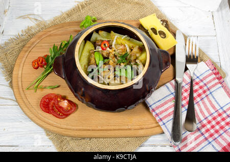 Kartoffeln in Tontöpfen. Kartoffeln mit Speck. Kartoffeln und Gemüse. Stockfoto