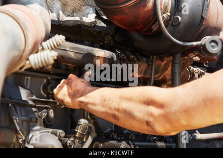 Maschine Service kombinieren, Mechaniker, Reparatur Motor im Freien Stockfoto