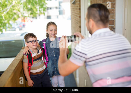 Niedliche kind Kaukasischen verläßt Haus für seinen ersten Tag im Kindergarten Stockfoto