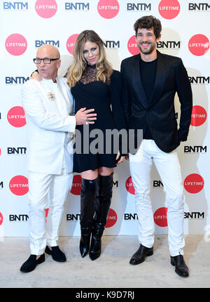 Nicky Johnston, Abbey Clancy und Max Rogers die Teilnahme an der britischen Next Top Model Fotoshooting im Store Studios in London. Stockfoto