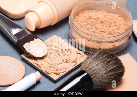 Satz von Make-up-Produkten und Zubehör, Hautton und Teint auszugleichen. Geringe Schärfentiefe Stockfoto