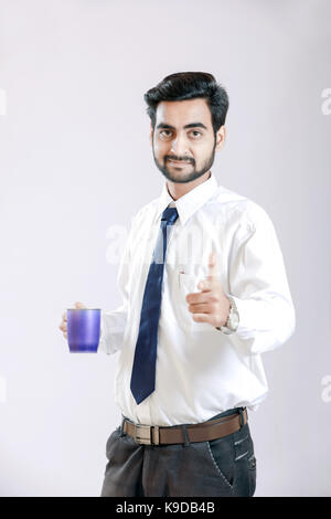 Indische jungen Mann mit Becher in der Hand Stockfoto