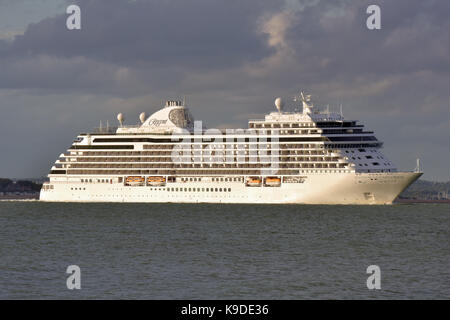 Eine Anzahl von kleinen Yachten laufen während des jährlichen Cowes Week Regatta auf der Isle of Wight vor einem großen Car carrier Schiff der Dorn-Kanal. Stockfoto