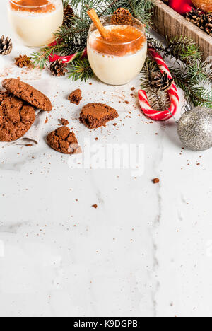 Schokolade Crinkle cookies für Weihnachten, mit eierlikör Cocktail, Zuckerstange, Weihnachtsbaum und Urlaub Dekoration, auf weissem Marmortisch, kopieren Raum Stockfoto