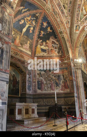 Italien, Siena - 26. Dezember 2016: Die Innenansicht des Baptisterium San Giovanni in Siena, Fresken an den Wänden und der Decke am 26. Dezember 2016 in Siena, Tu Stockfoto