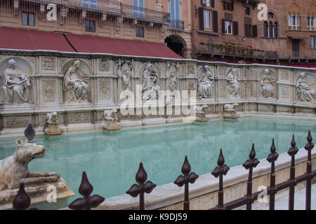 Italien, Siena - 26. Dezember 2016: Die Ansicht von Fonte Gaia oder Brunnen von joyon Piazza del Campo am 26. Dezember in Siena, Toskana, Italien 2016. Stockfoto