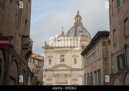 Italien, Siena - 26. Dezember 2016: der Blick auf die obere Fassade der Kirche Santa Maria in provenzano an der Piazza Provenzano Salvani am 26. Dezember 2016 in Sien Stockfoto