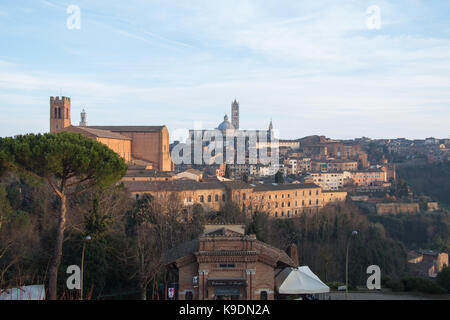 Italien, Siena - 26. Dezember 2016: der Blick auf den Dom von Siena von Medici Festung am 26. Dezember in Siena, Toskana, Italien 2016. Stockfoto