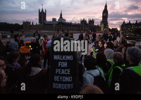 London, Großbritannien. 21. September 2017. Frauen nehmen an den Spaziergang für den Frieden vom Borough Market, Westminster Bridge am Weltfriedenstag. Stockfoto