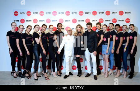 Ivy Watson, Martha Miller, Cirrah Lea Webb, Louisa Northcote, Sophia Chawki, Shaunagh Slattery, Alisia gewähren, Richter Nicky Johnston, Abbey Clancy, Max Rogers, Efi Munton-Clements, Tamsin Hough, Georgia Mason Mottram, Ocean Lane, Gabriella Jukes und Kira Maclean, Britain's Next Top Model Fotoshooting im Store Studios in London. Stockfoto