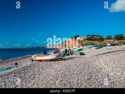 Fischer auf budleigh Strand Stockfoto