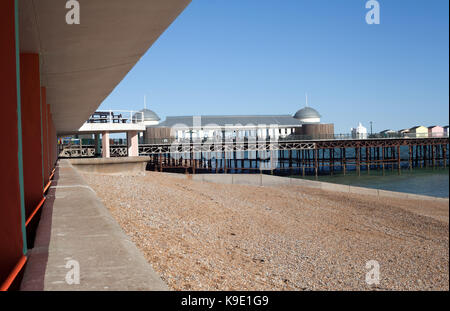 Hastings Pier Pavillon aus dem bunten neu lackiert Flasche Gasse gesehen, Hastings, East Sussex, Großbritannien Stockfoto