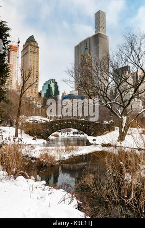 Gapstow Brücke im Central Park von New York auf einem gefrorenen, schneereiche Winter Tag Stockfoto