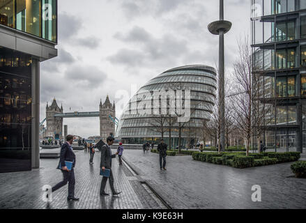 Die Tower Bridge und die City Hall von London Riverside, London, Großbritannien gesehen Stockfoto