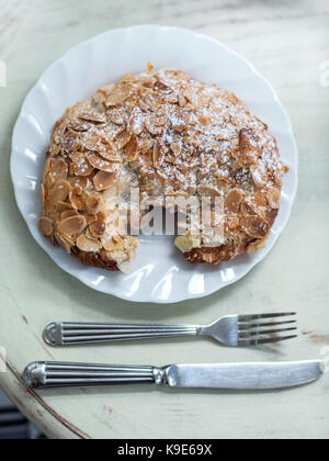 Köstliche Mandel Croissant auf Vintage White Table Stockfoto