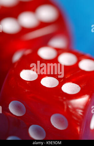 Zwei rote Würfel mit sechs Flächen Stockfoto