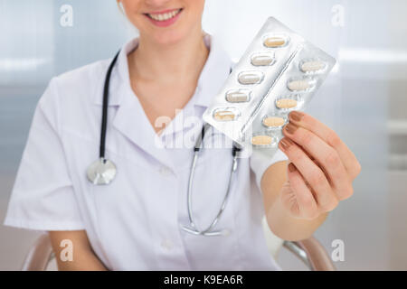 Nahaufnahme von Ärztin Holding Medizin Stockfoto