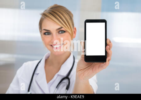 Porträt der Glückliche junge Ärztin, Handy Stockfoto