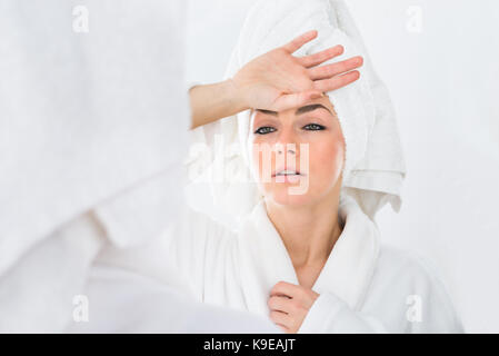 Nahaufnahme einer Frau im Bademantel leiden unter Fieber Stockfoto
