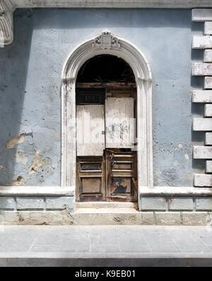 Charmante alte spanische Tür mit einem Türklopfer in San Juan, Puerto Rico. Stockfoto