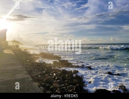 La Perla Küstengemeinde in Old San Juan unter der Stadtmauer. Puerto Rico Stockfoto