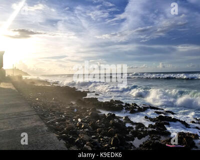 La Perla Küstengemeinde in Old San Juan unter der Stadtmauer. Puerto Rico Stockfoto